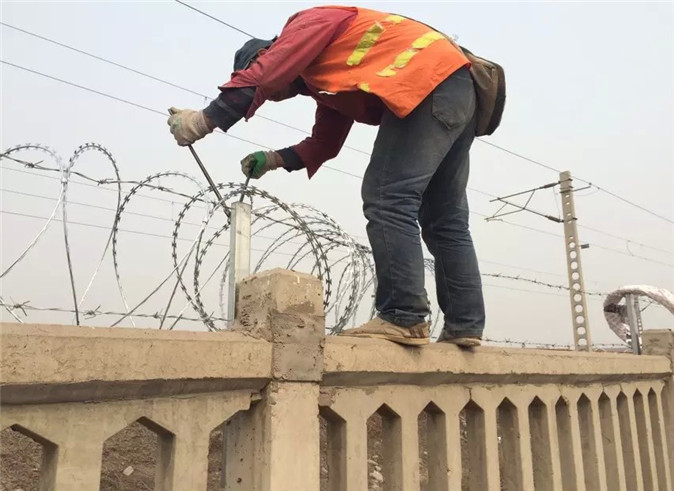 刀片刺繩安裝 刀片刺繩安裝