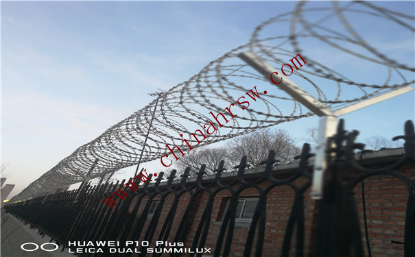 帶刺鐵絲網(wǎng)圍欄 帶刺鐵絲網(wǎng)圍欄