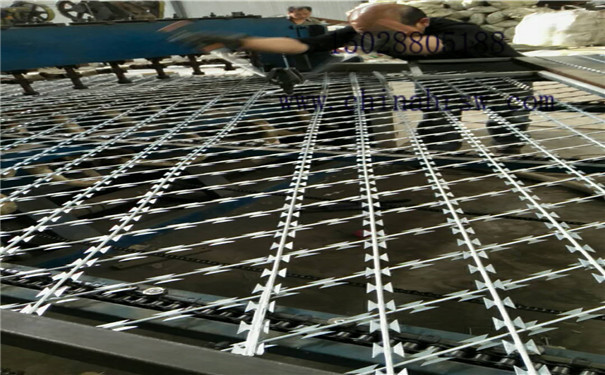 監(jiān)獄護(hù)欄網(wǎng)焊接過(guò)程 監(jiān)獄護(hù)欄網(wǎng)焊接過(guò)程