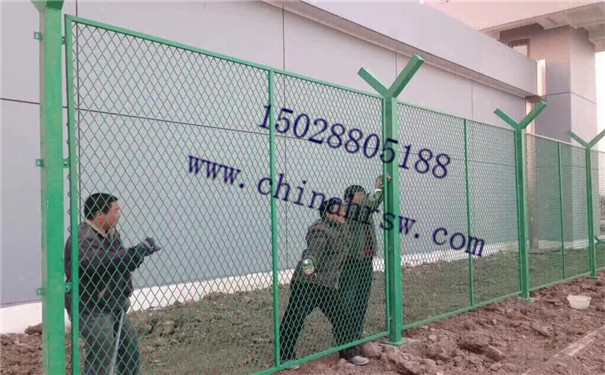 安裝中的監獄防護網 安裝中的監獄防護網